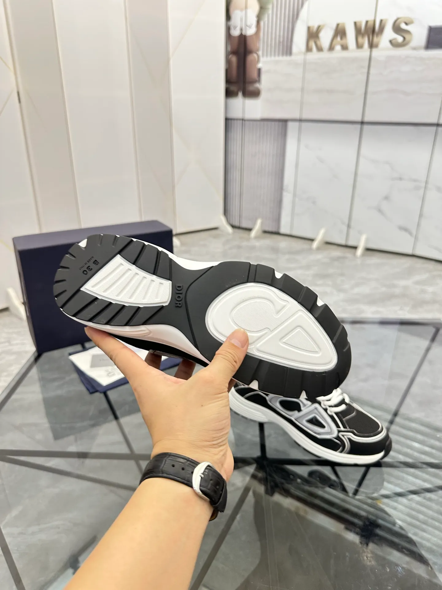 Men's shoes: 💰P400¥ Available in Guangzhou Product trademark: Dior* "Dior*" low-top casual shoes Regular size: 35-46 (can be customized to 47) Couple style Product materials: Upper imported cowhide stitched with original fabric, breathable lining, ultra-light foam original outsole. No.: 007